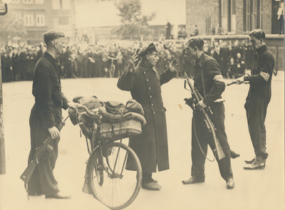 879265 Afbeelding van de arrestatie van een Duitse soldaat door leden van de Binnenlandse Strijdkrachten (B.S.) na een ...